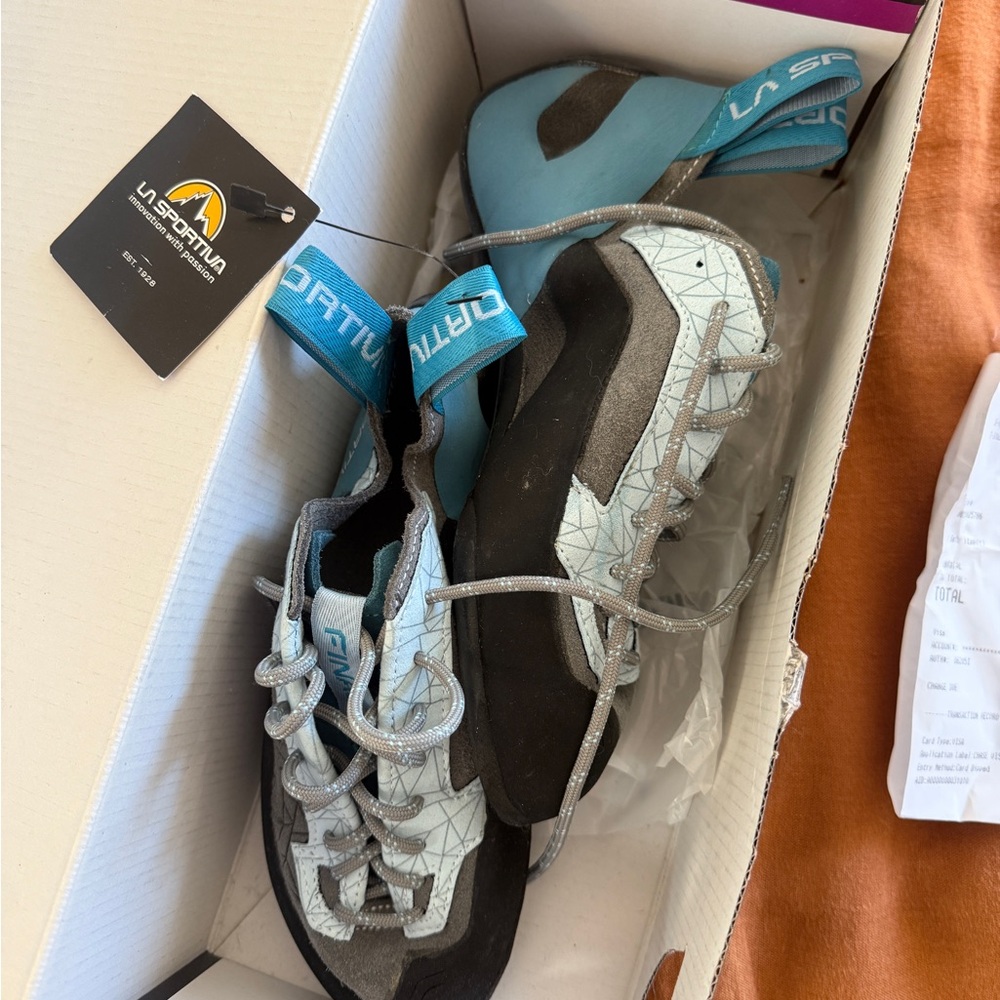 La Sportiva NWT Finale Woman climbing shoe in clay and Topaz